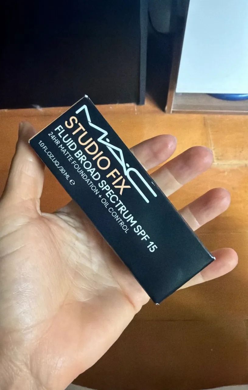 base mac studio fix fluid broad spectrum spf 15, na cor nc18. possui 30ml - Foto 4