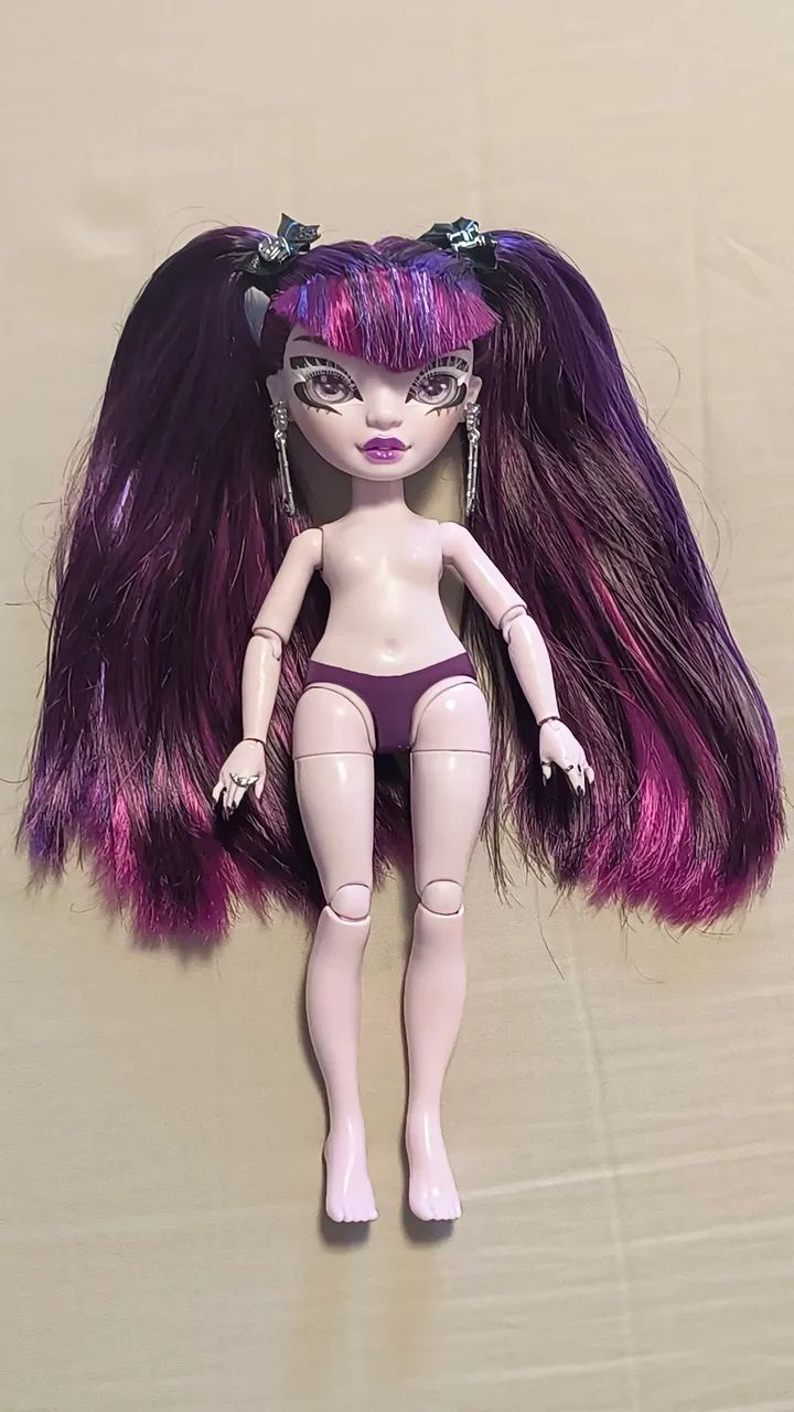 Boneca Rainbow High sucata com brincos e presilhas