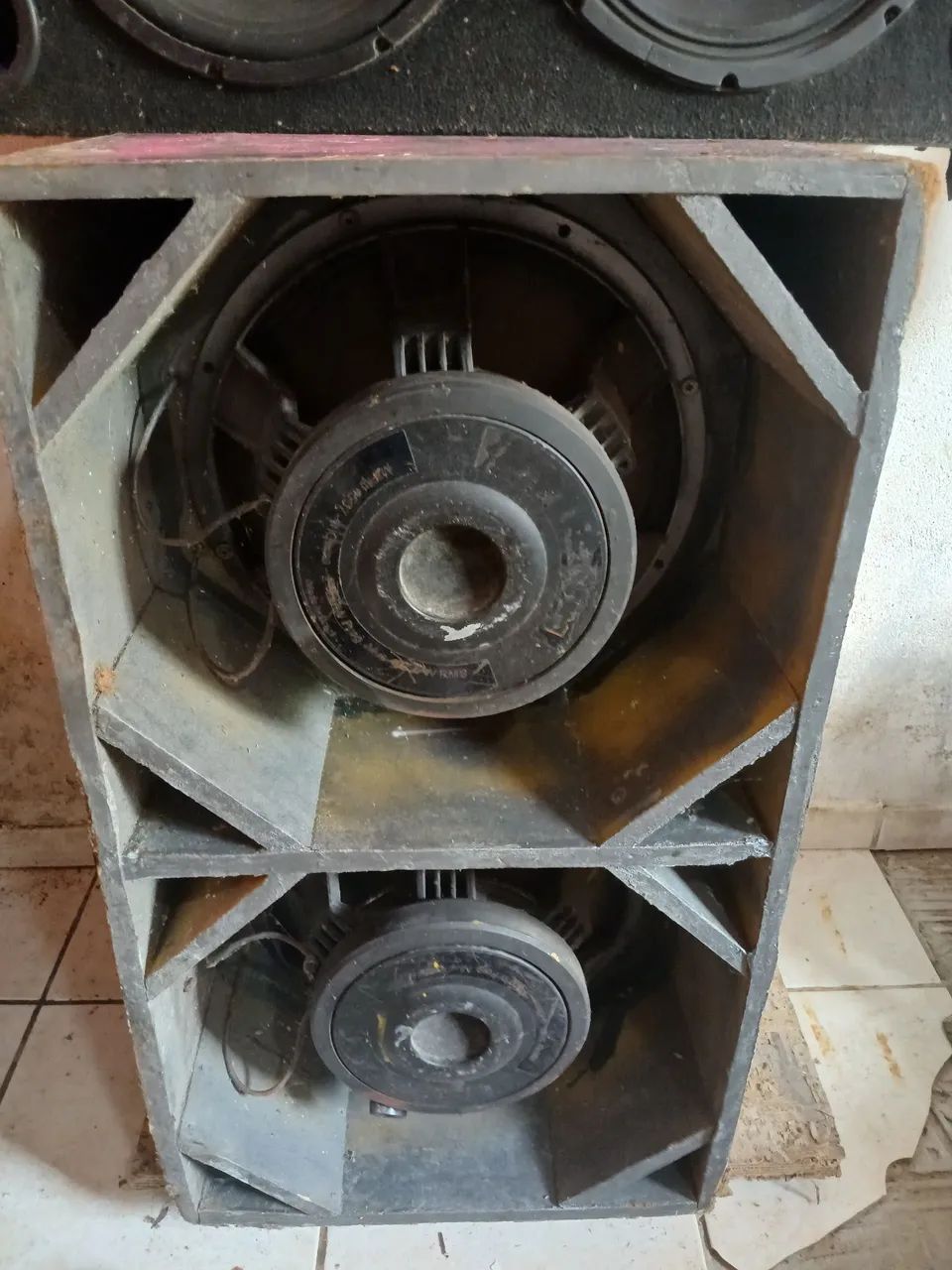 Som automotivo 2. Caixas de som com as forças e as cornetas  - Foto 2