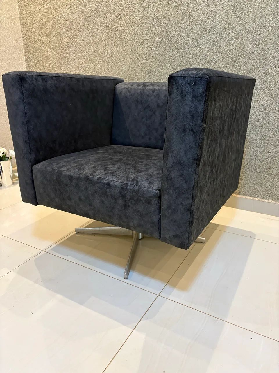 Poltrona Giratória Preta em Suede - Nova / Impecável - Foto 3