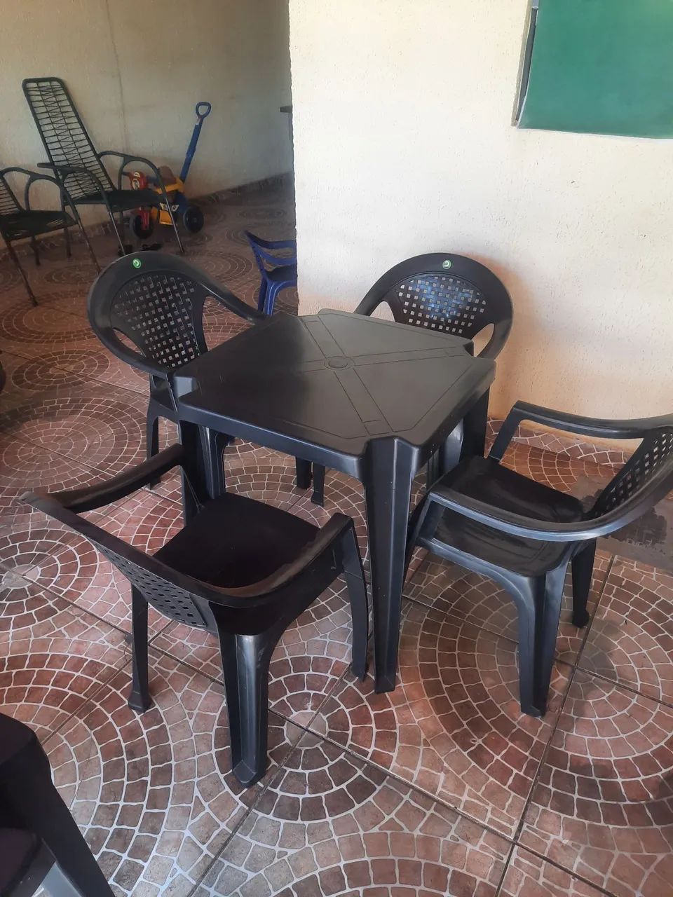 Mesas e cadeiras de plástico 2 Mesas e 5 cadeiras usadas só uma vez - Foto 4
