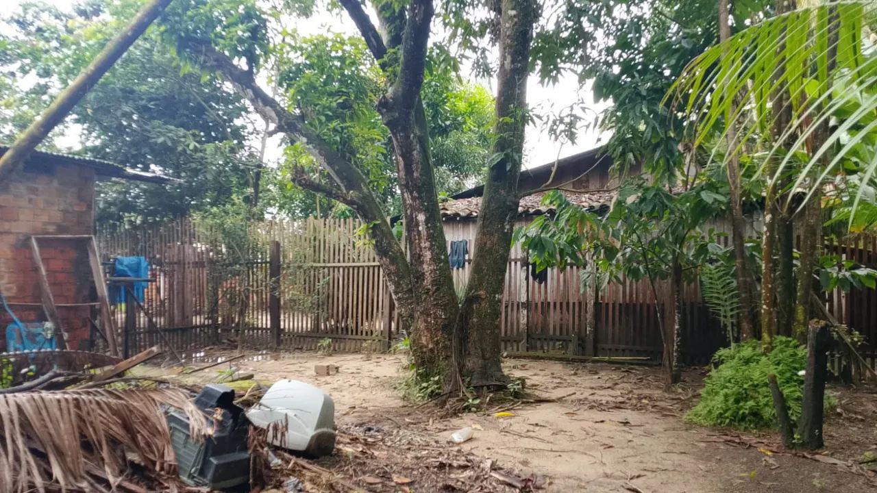 Vendo terreno com uma simples casa  - Foto 4