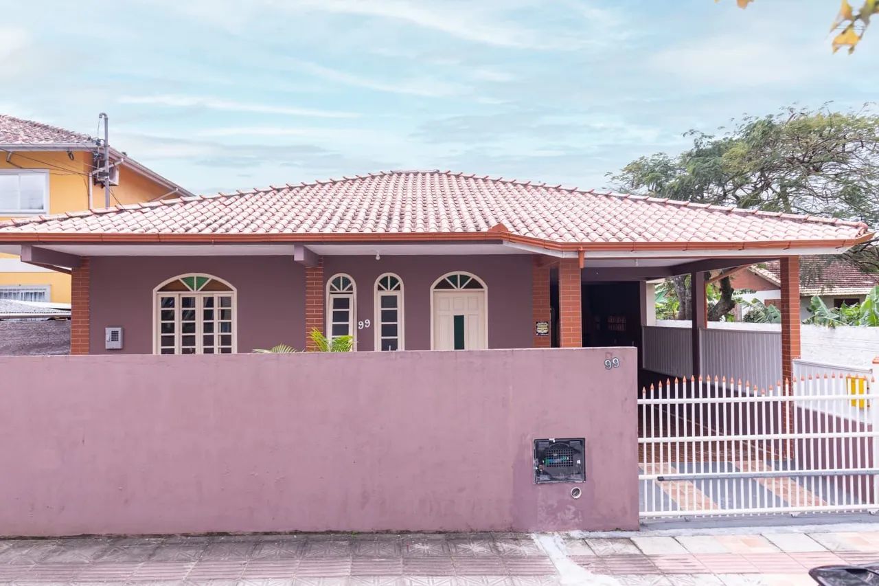 Casa 3 dormitórios com pátio. 