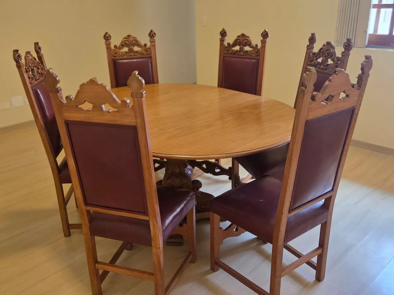 MESA OVAL PARA SALA DE JANTAR