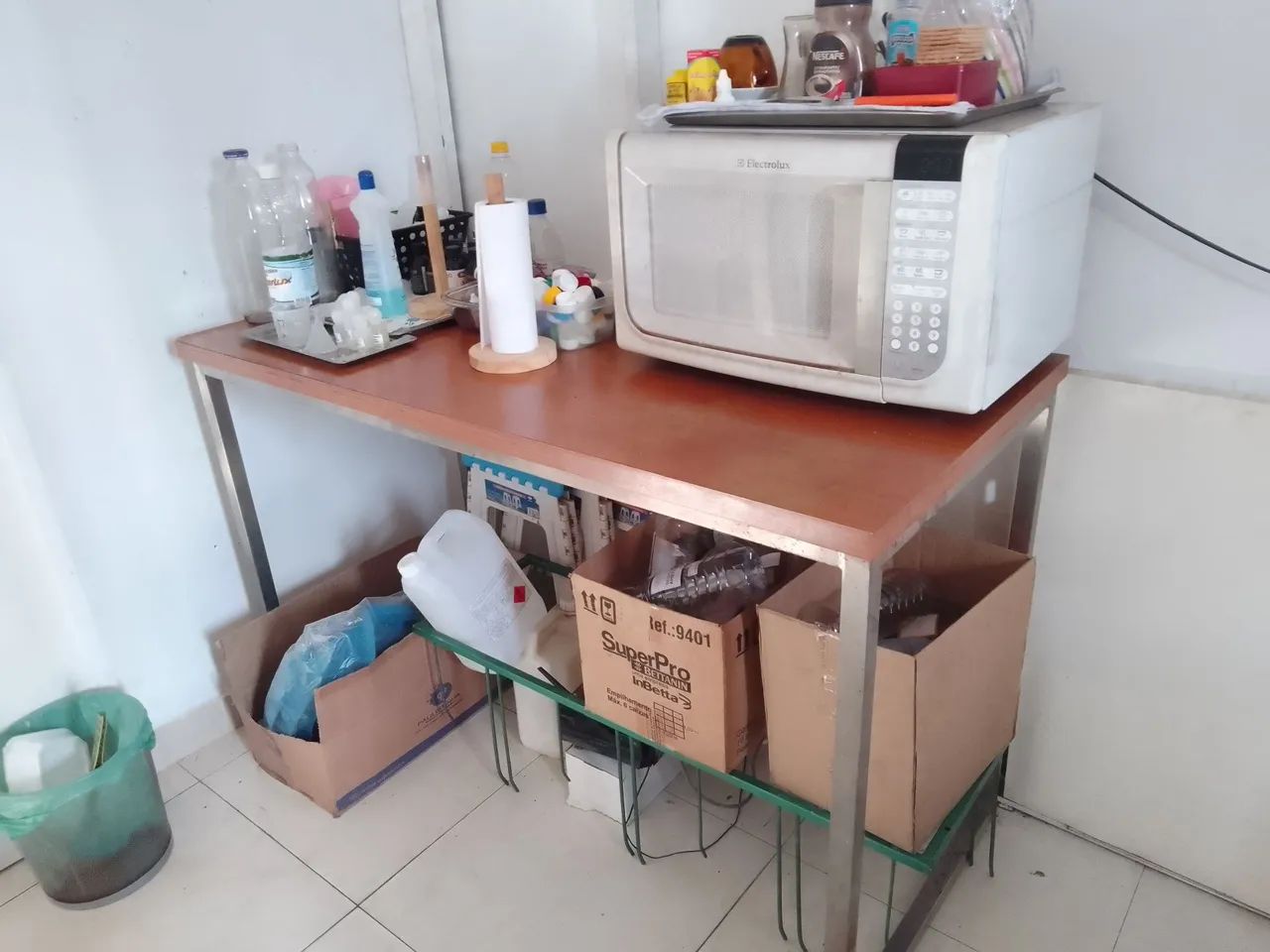 Vendo mesa de madeira com pés de aço  - Foto 2