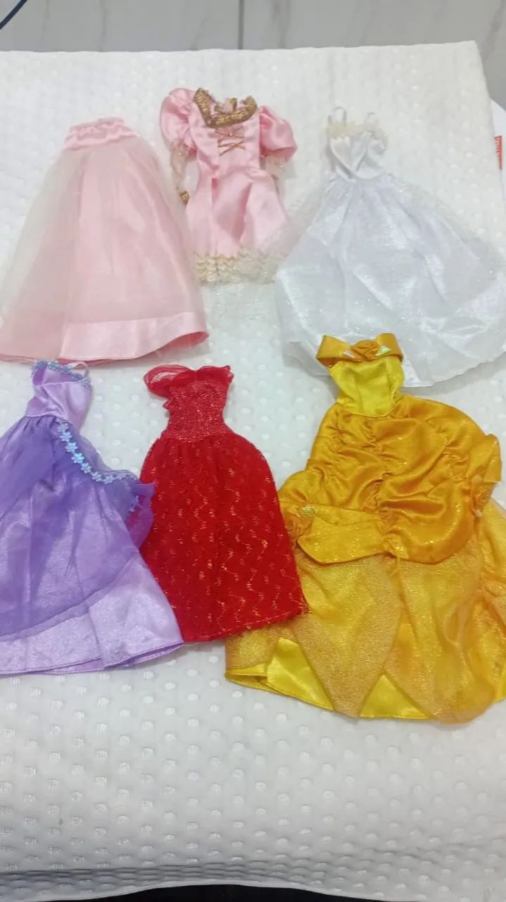 Lote com 18 vestidos Barbie princesa  - Foto 3