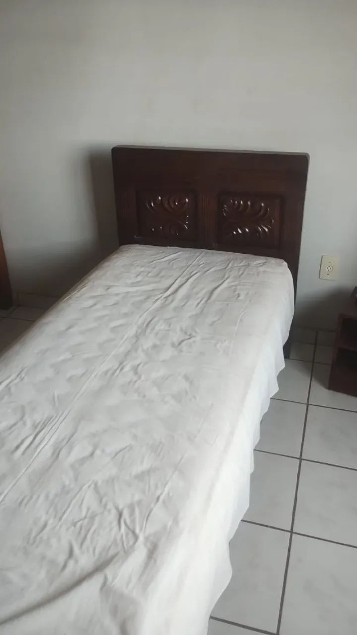 Vende-se cama de madeira