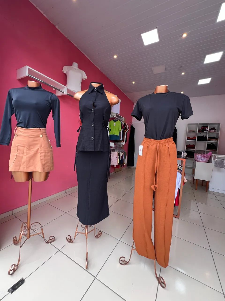 3 manequins de corpo com suporte na cor rosé - Foto 2