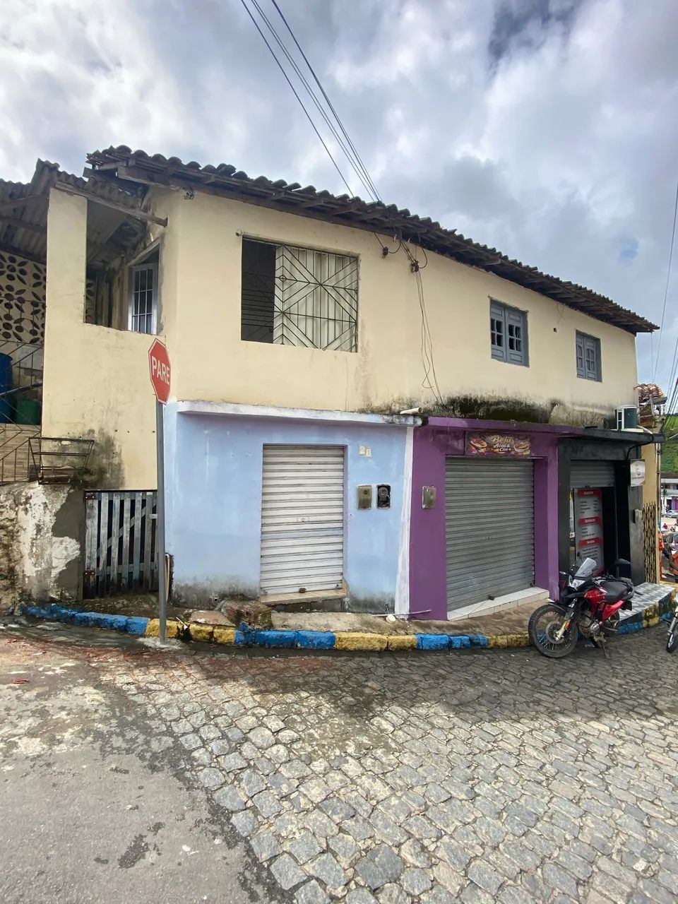 Casa primeiro andar com duas loja abaixo  