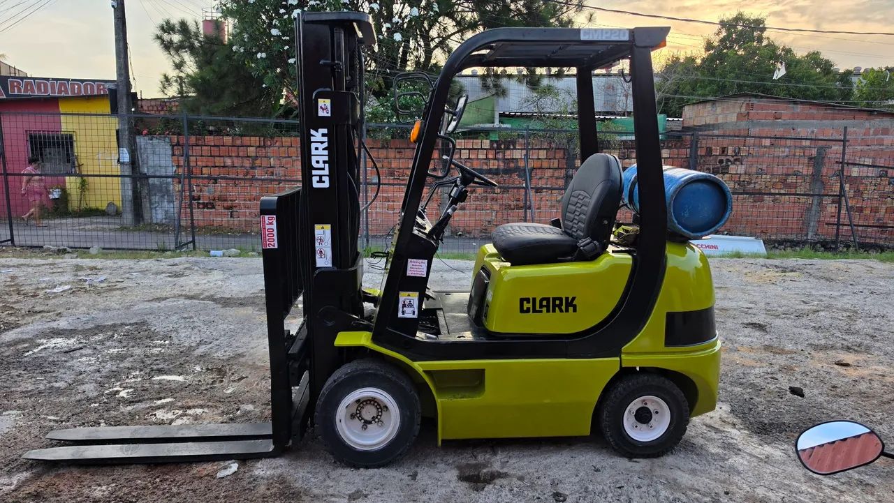 EMPILHADEIRA 2 TON