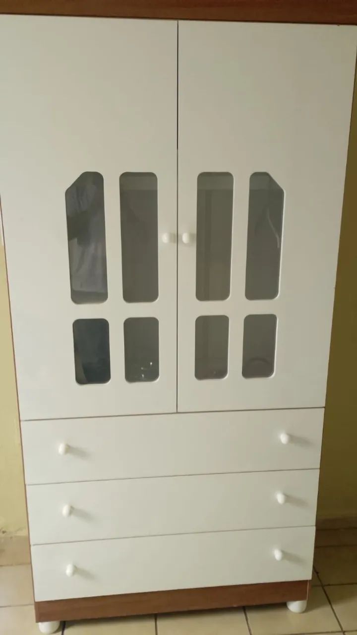 Guarda roupa infantil com 2 portas e 3 gavetas na cor branco