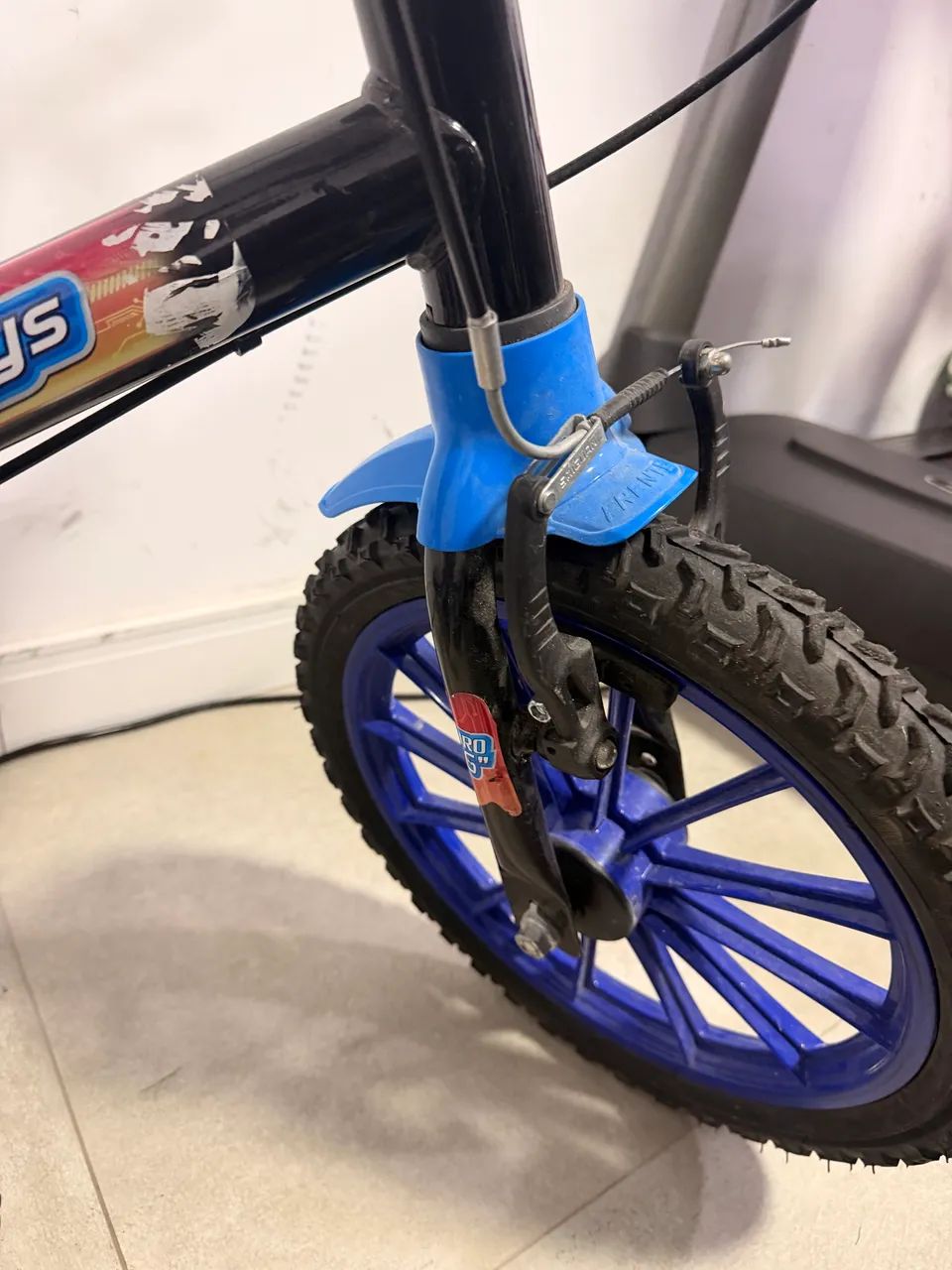 Bicicleta infantil aro 12 com rodinhas  - Foto 5
