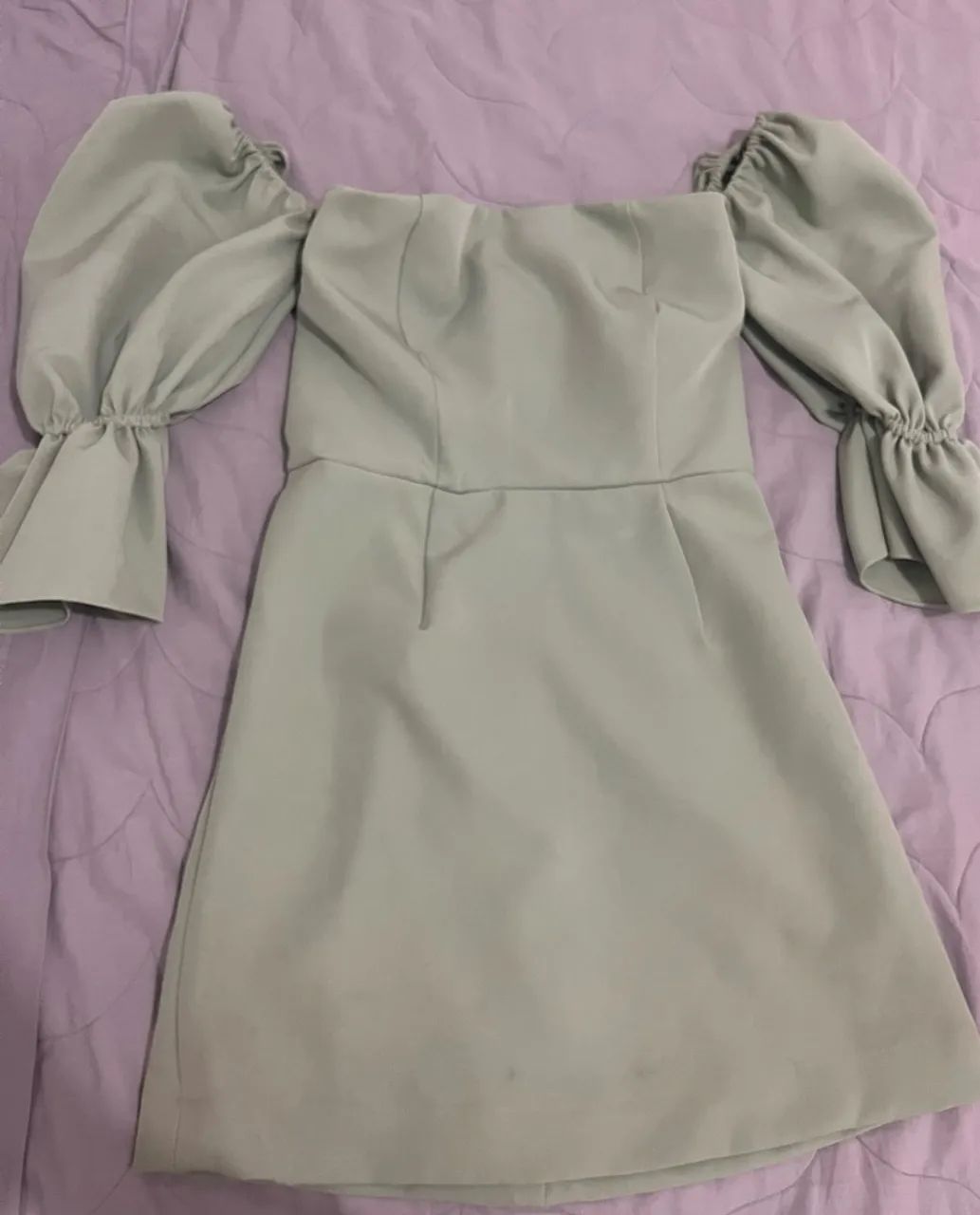 Vestido verde com mangas bufantes 