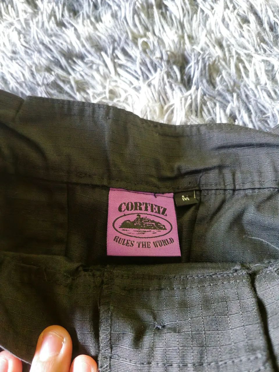 calça cargo corteiz guerillaz preta/roxa  - Foto 5