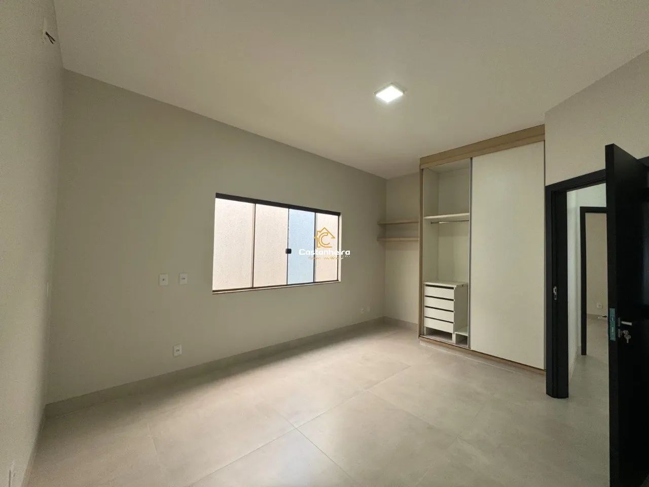 Casa com Edícula Gourmet - 03 Quartos sendo 01 Suíte Master com Closet e Banheira em Área  - Foto 8