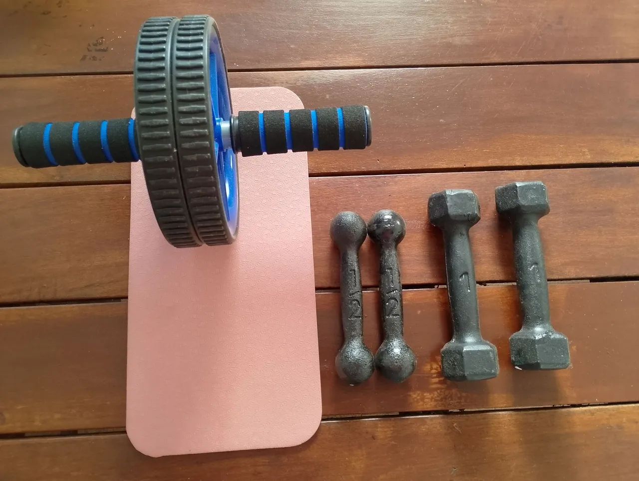Kit com Roda para fazer abdominal + 2 halteres de 1kg + 2 halteres de 1/2 kg - Foto 2