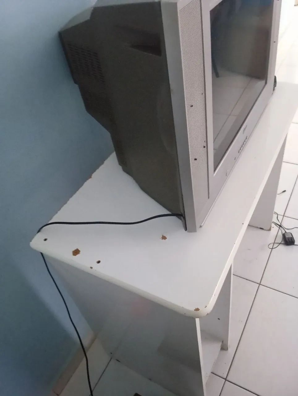 Vendo tv 29 antiga funcionando e mais uma mesa de computador  - Foto 3