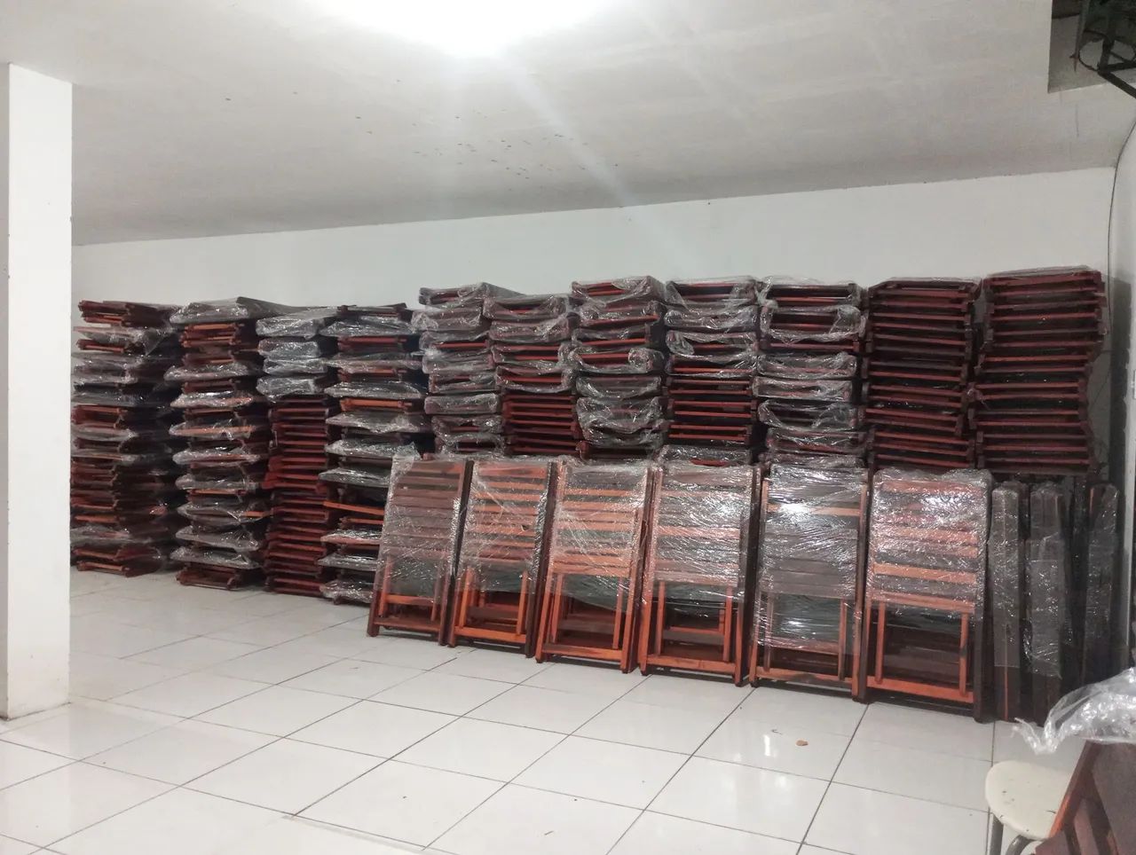 Mesa e cadeiras dobráveis de madeira (O conjunto)