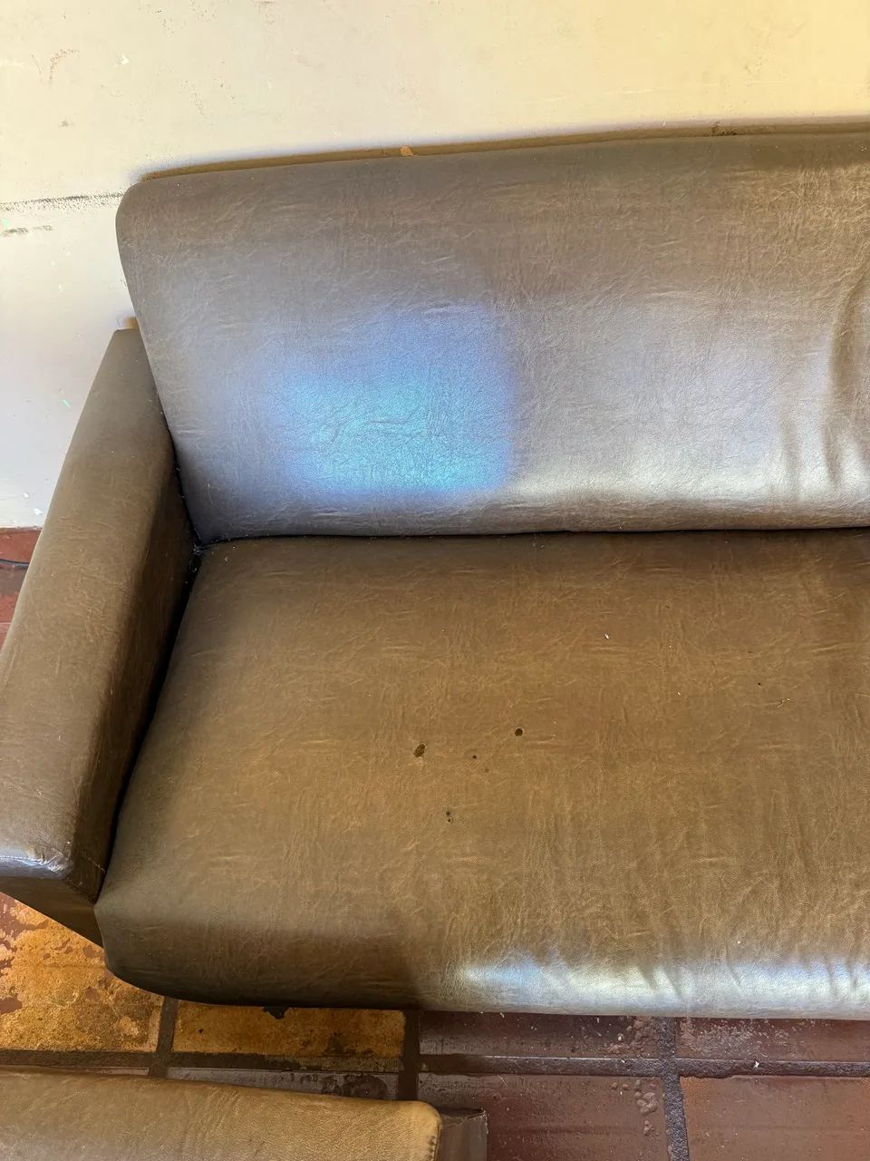 Conjunto Sofá 3 Lugares + 2 Poltronas em Courino Marrom - Foto 3