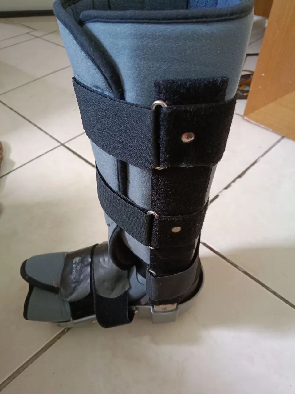 Bota ortopédica com base. De plástico resistente 