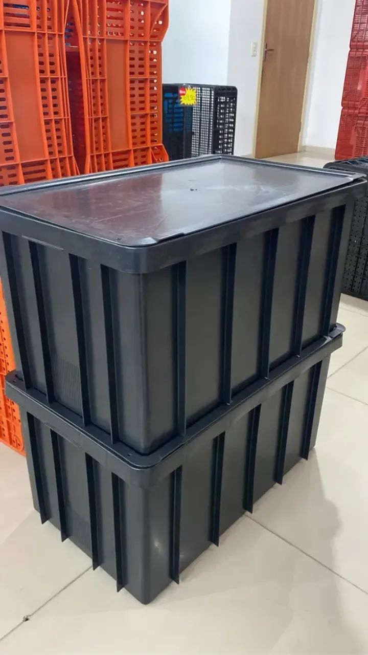 Caixas plásticas fechadas para organização e transporte de produtos