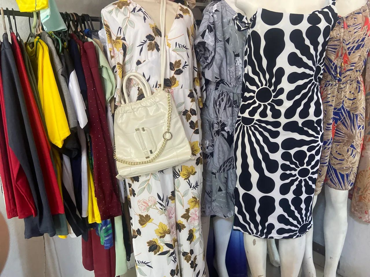 Vendo lote de roupas novas e seminovos com 100 peças 