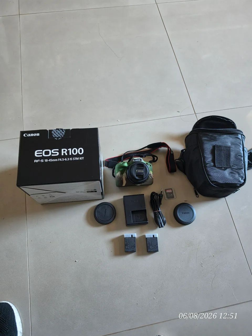 Camera Canon EOS R100