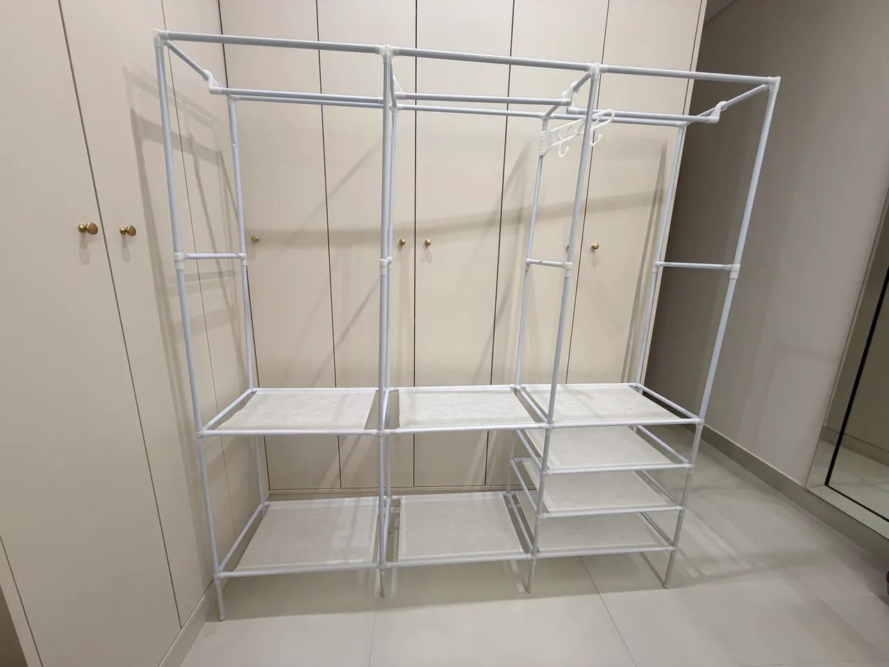 Arara de roupas, cabideiro, roupeiro