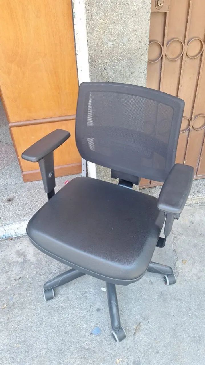 Cadeira Diretor confortável em ótimo estado. 
