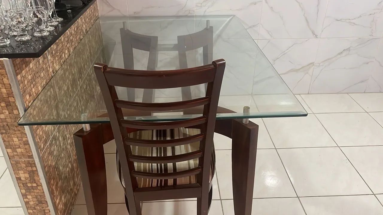 Vendo mesa de jantar com 3 cadeiras 64994315049730124