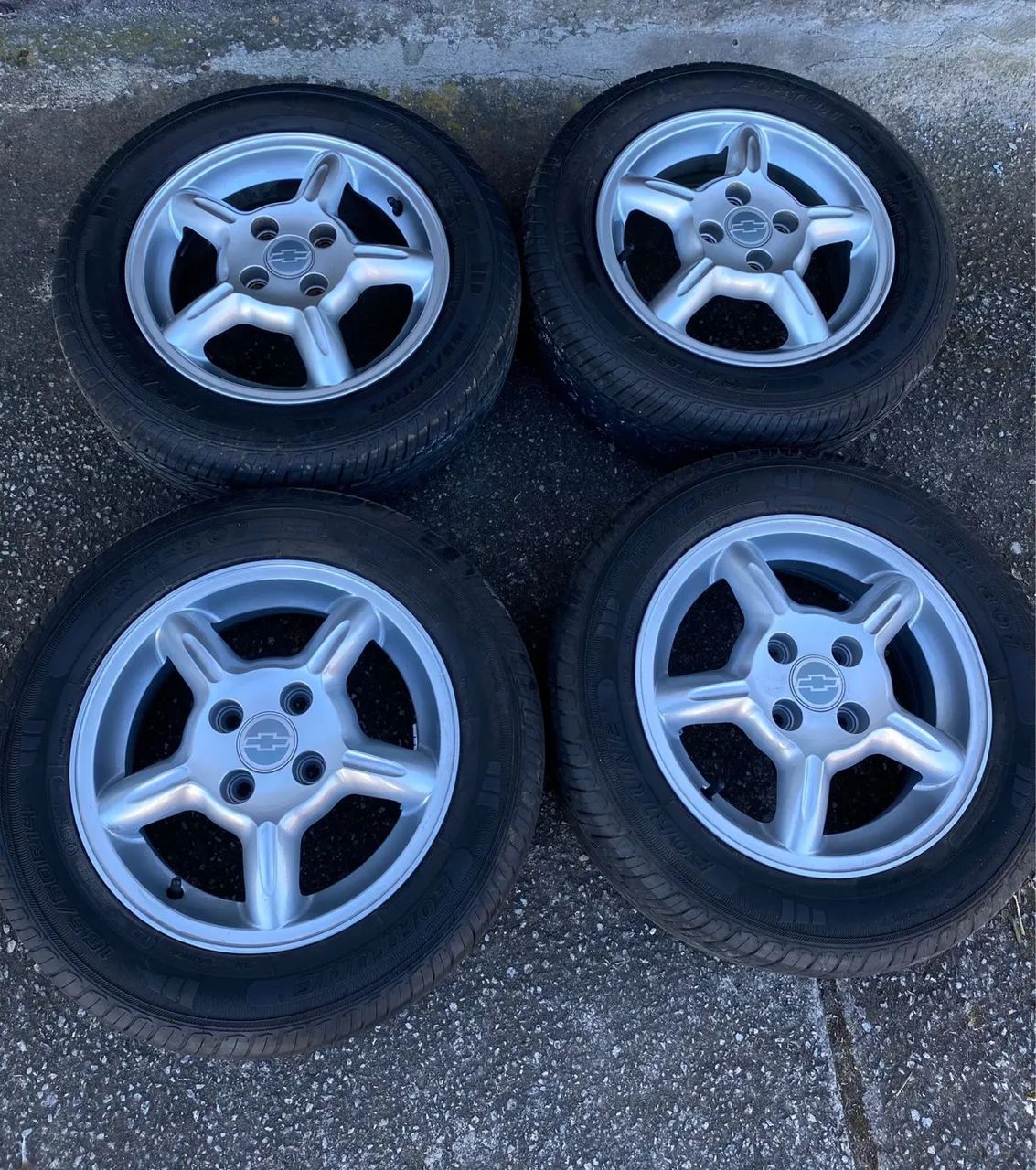 Jogo de rodas GM Pick-up Corsa Sport com pneus