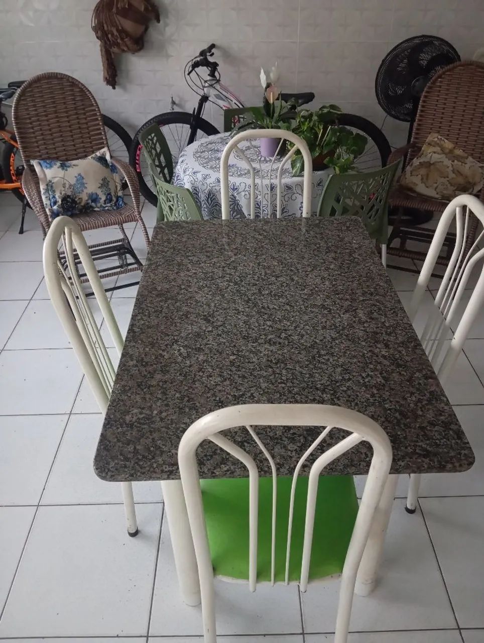 Mesa tubular com quatro cadeiras em perfeito estado ! - Foto 2