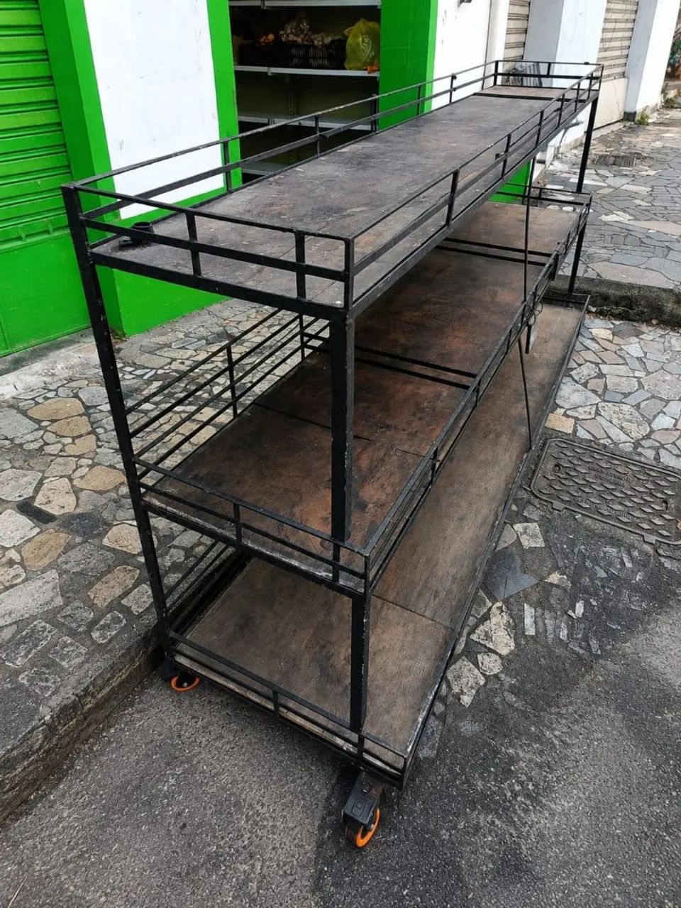 Verdureiro Expositor de Ferro com 3 Prateleiras e Rodízios - Foto 3