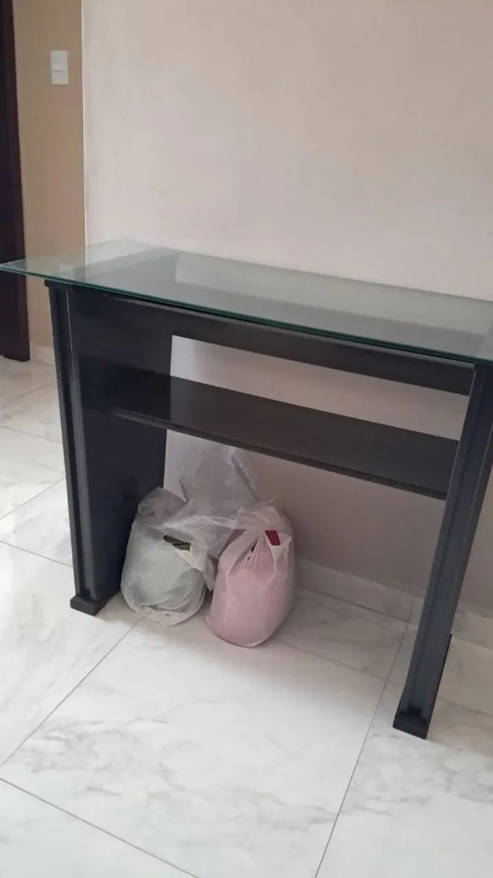 Mesa aparador de madeira com tampo de vidro 