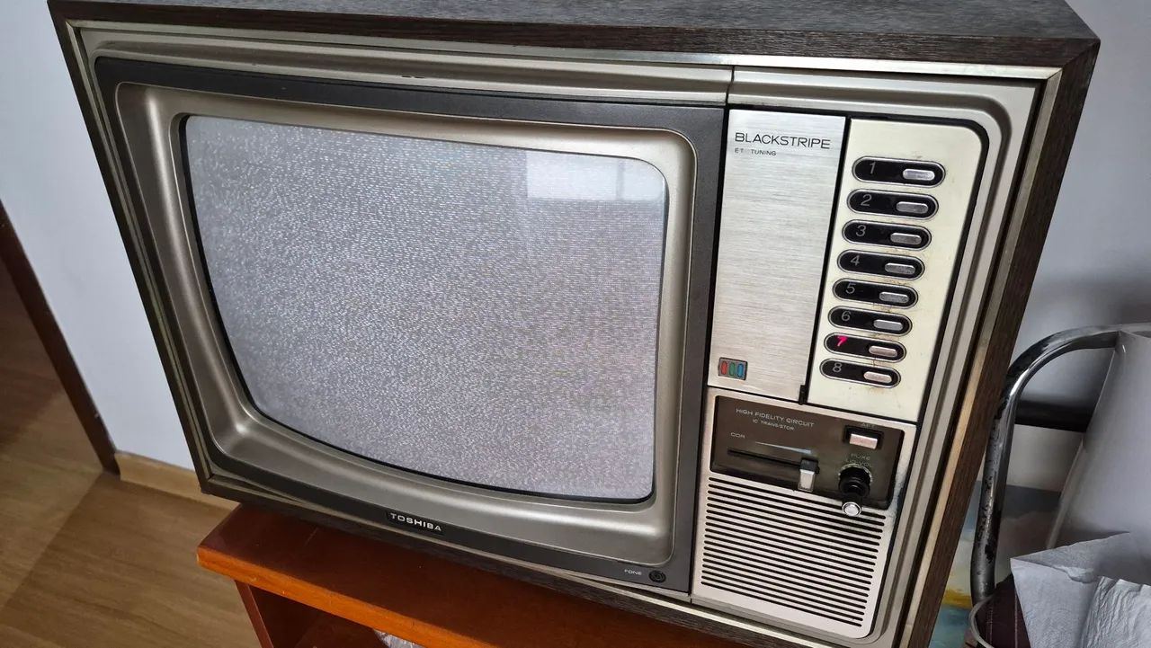 Televisão antiga tubo funcionando 