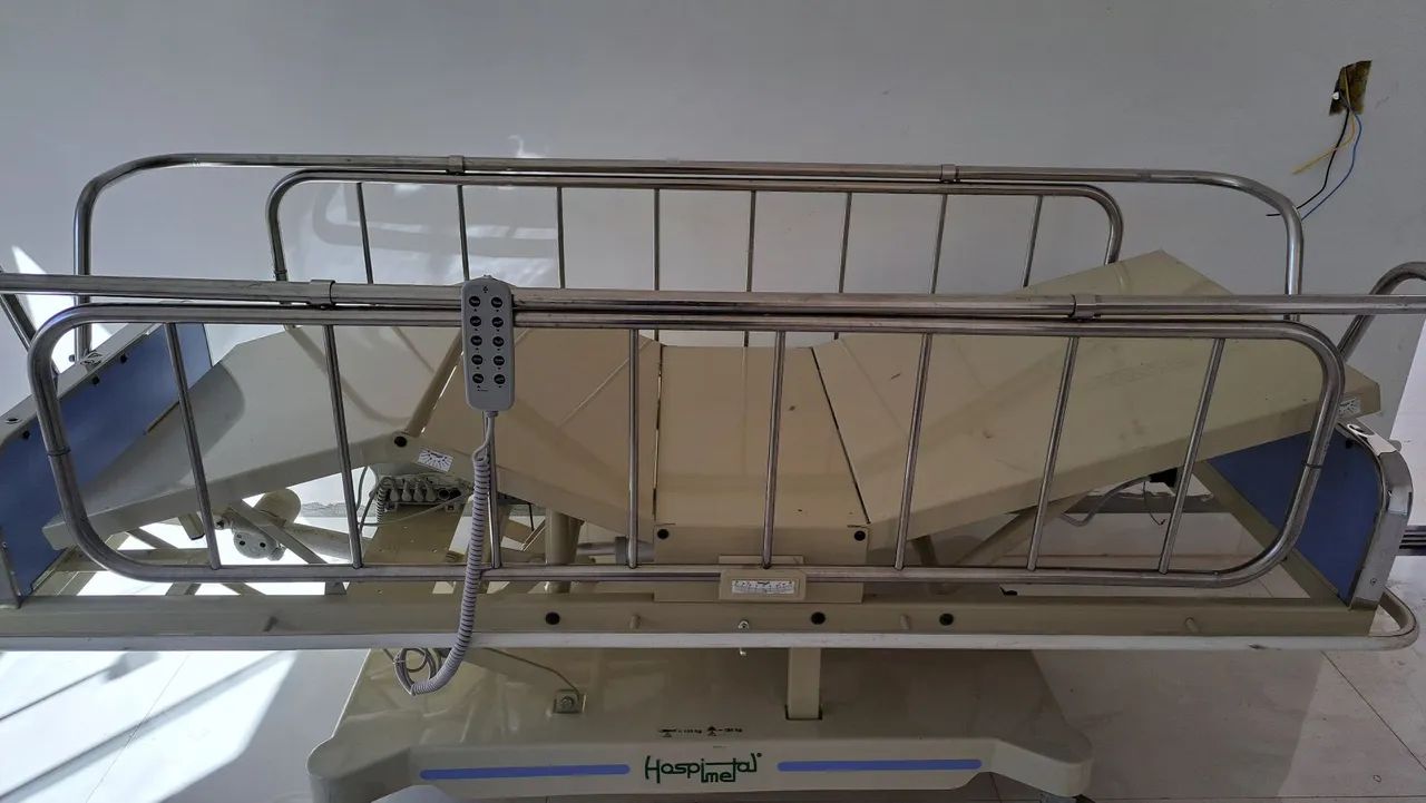 Cama hospitalar elétrica e transporte de paciente. 