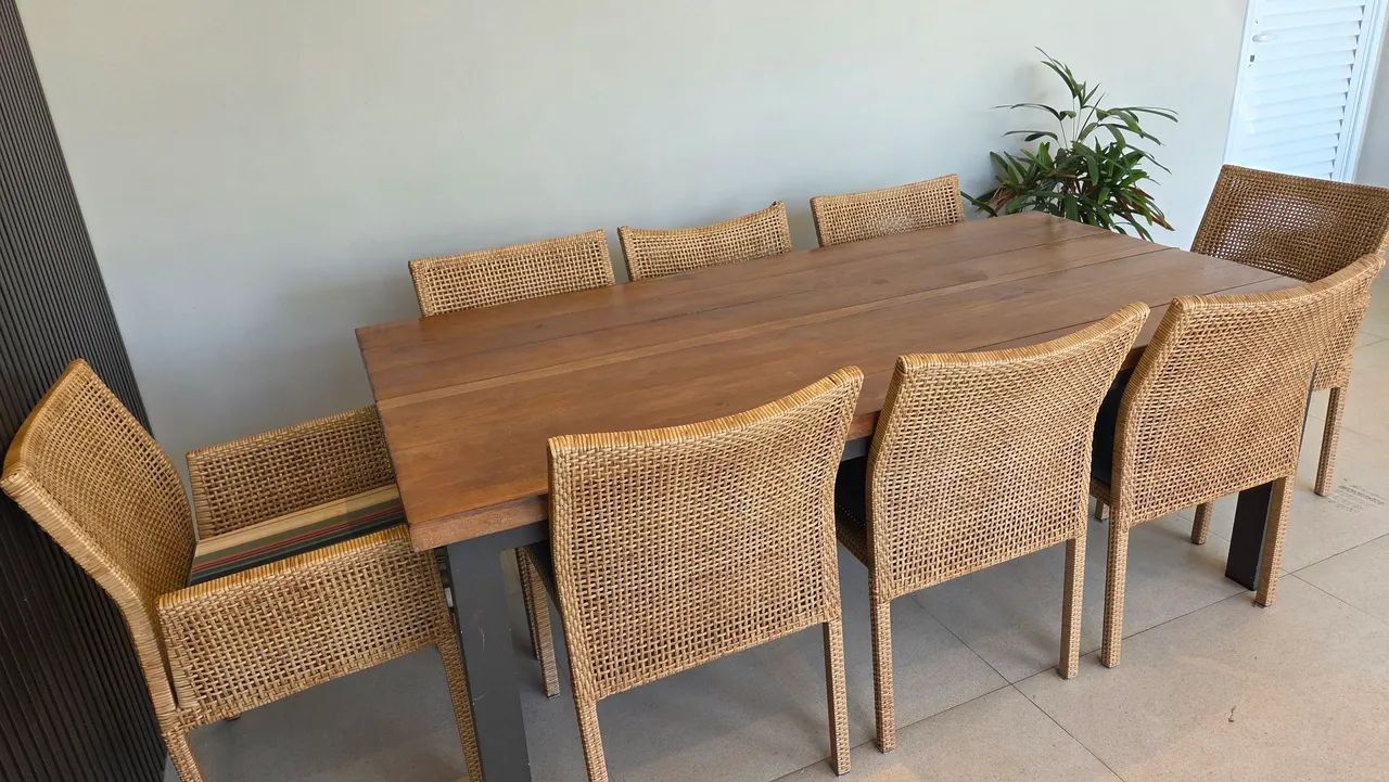 Mesa de jantar madeira e cadeiras em fibra - Foto 3