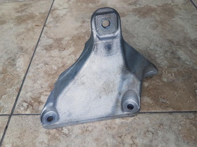 Suporte do coxim da bmw 320 i cada lado 150 reais original