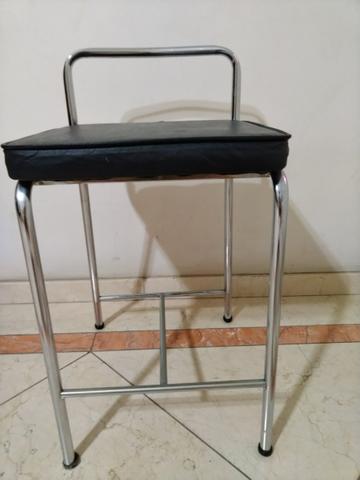Banco alto de courino preto com pés cromados da Tok Stok - Foto 2