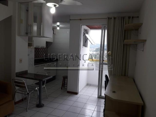 Apartamento, Serrinha, 1 dormitório, sala com sofá cama e rack, cozinha com armários, área - Foto 4