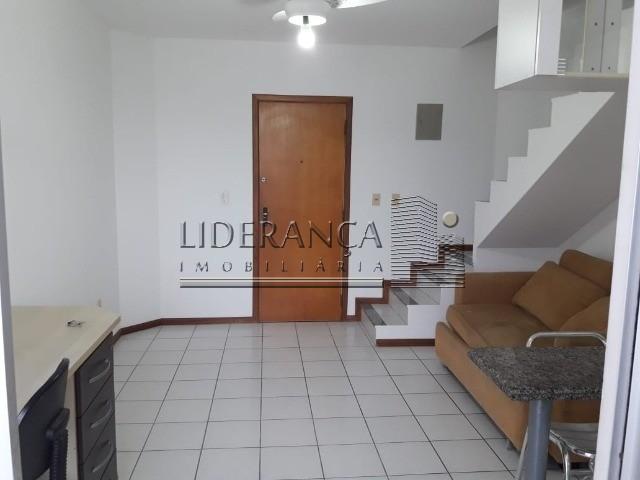 Apartamento, Serrinha, 1 dormitório, sala com sofá cama e rack, cozinha com armários, área - Foto 2