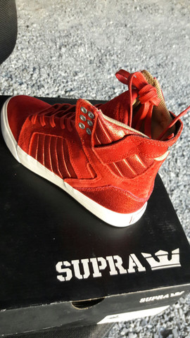 tenis supra vermelho