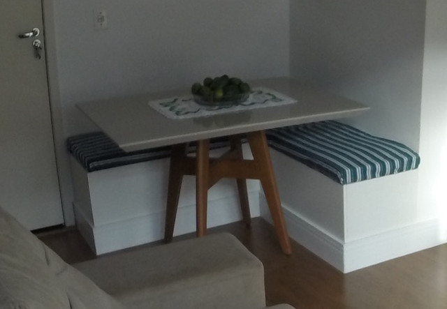 Vendo mesa retangular com pés de madeira e tampo de vidro laca - Foto 2