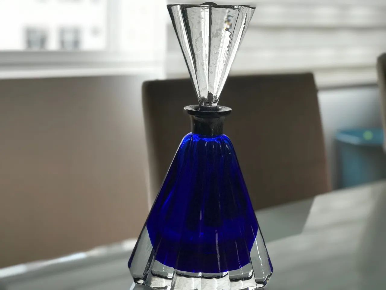 TRIO DE GARRAFAS ABANICO TRIANGULAR DE CRISTAL AUSTRÍACO COM TAMPA - AZUL/BRANCO/VERDE - Foto 2