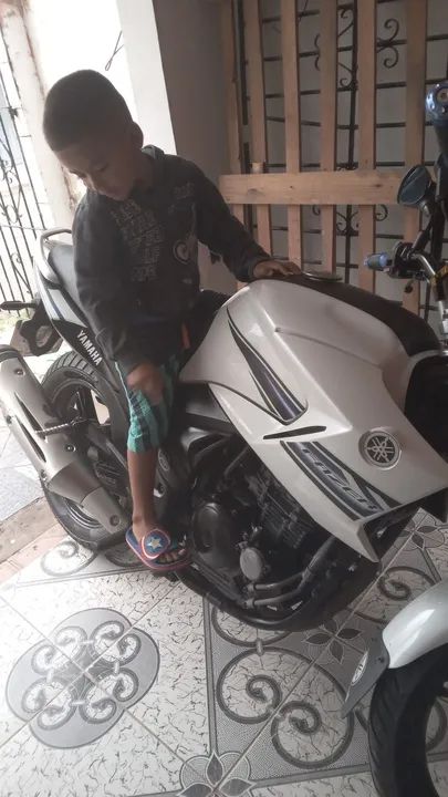 Vendo uma moto 