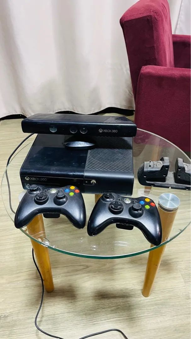 Xbox 360 com Kinect e 2 Controles