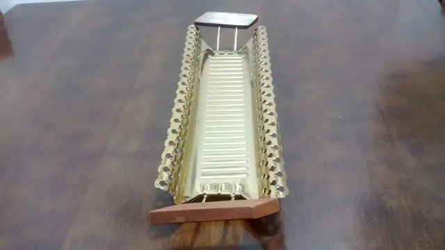 Linda peça em metal ouro velho e madeira - Foto 6