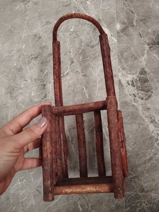 Carrinho de mão de madeira para decoração de jardim - Foto 2