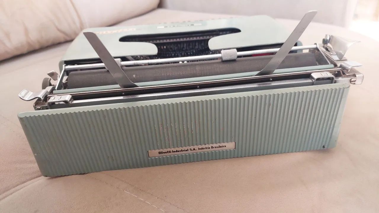 Maquina de escrever antiga!64276690462466122