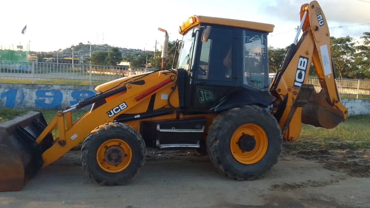 Retroescavadeira JCB - Ano 2013